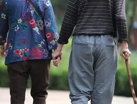 及早找回走失的老人是至关重要，怎样把他找回？