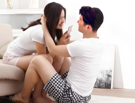 出轨男人家里哄妻子，在外面还要哄小三累不累