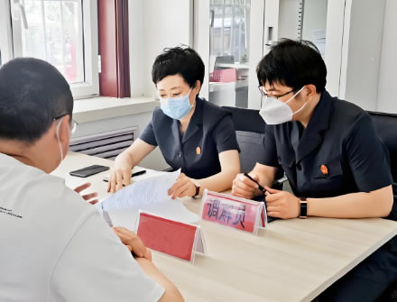 婚姻有裂痕，法官担负起了缝合婚姻裂痕的责任