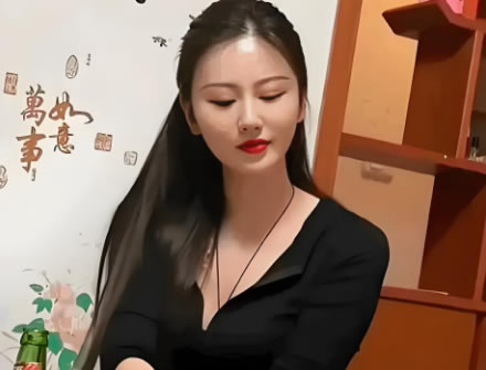 妻子同时出轨二个男人，被丈夫捉到后，她求别离婚