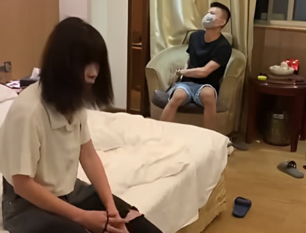 躲在被窝里的小三，竟然是原配的亲妹妹