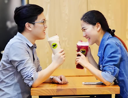 当你发现深爱的人背叛了你，就让人很心痛