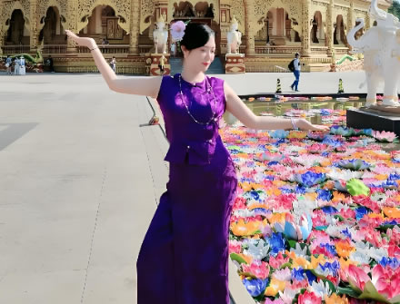 她一站在那里，就像个不愁吃穿的大小姑娘